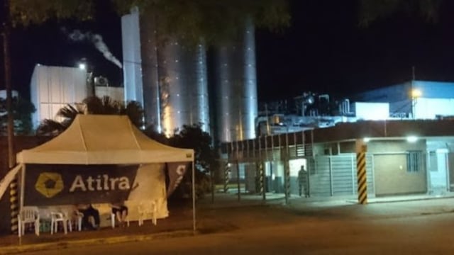Los gazebos de ATILRA ya estaban instalados afuera de algunas industrias (@elithi)