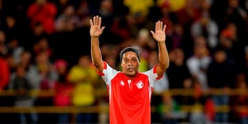 La increíble asistencia sin mirar de Ronaldinho en su partido despedida en Bogotá\u002E (AFP)