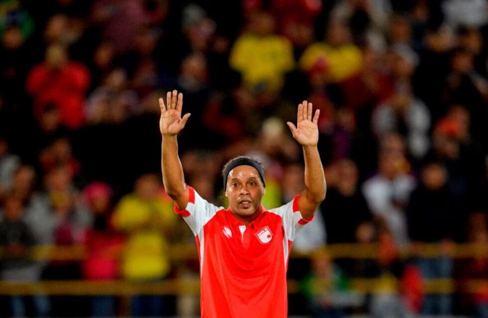 La increíble asistencia sin mirar de Ronaldinho en su partido despedida en Bogotá