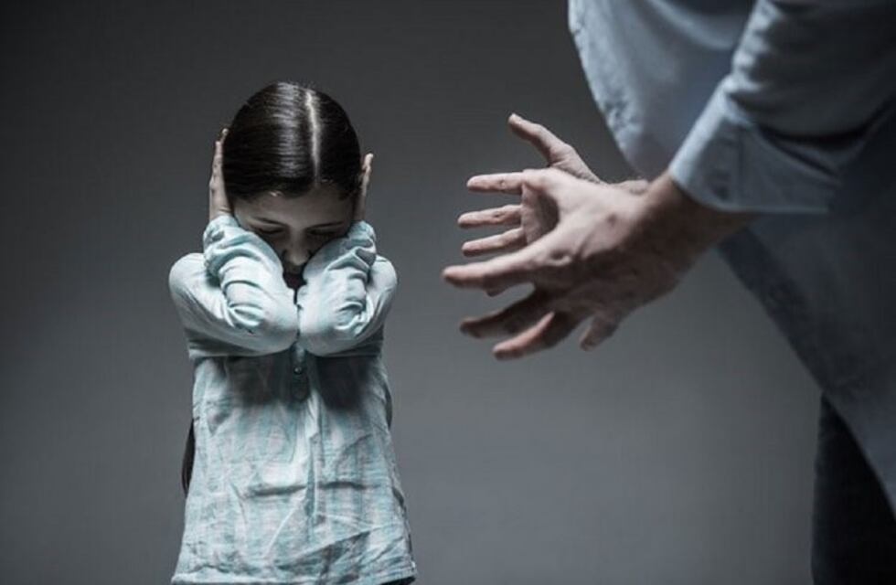 Golpeó a su hija por haberse escapado de su casa, delante de la policía: quedó detenida