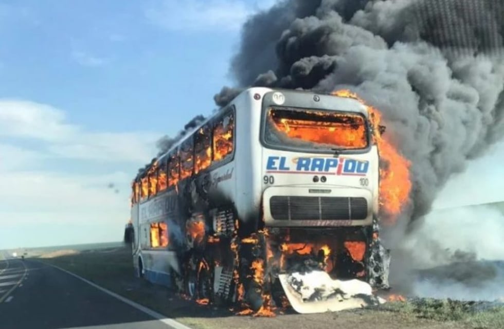 Impactante: así se prendió fuego un colectivo en la Ruta 226