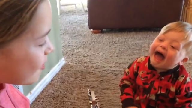 Lydia cantando junto a su hermano\u002E