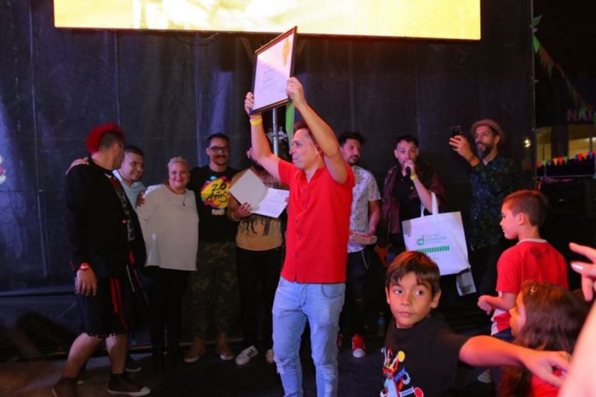 Martín Pampiglione, uno de los líderes de la banda, con el reconocimiento del Concejo Deliberante\u002E