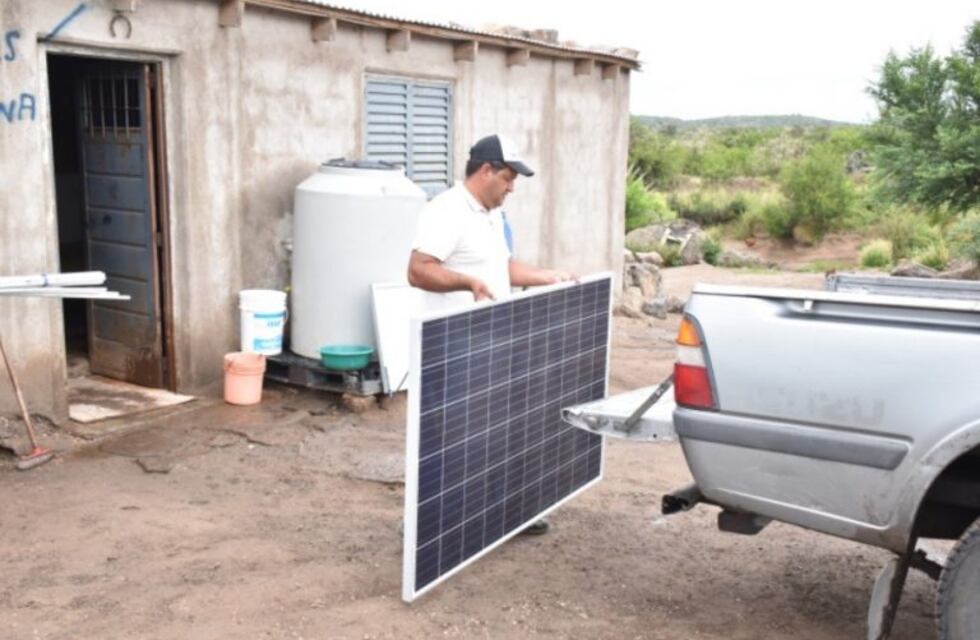 Instalan pantallas solares en zonas rurales de San Luis