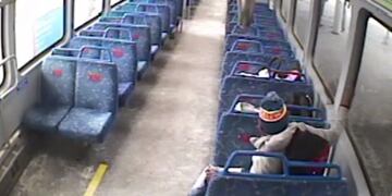 Dejó a su bebé en el vagón para salir a fumar y el tren arrancó (Foto: Captura)