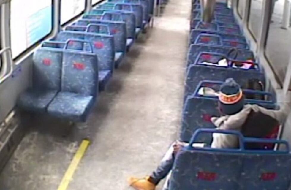 Dejó a su bebé en el vagón para salir a fumar y el tren arrancó