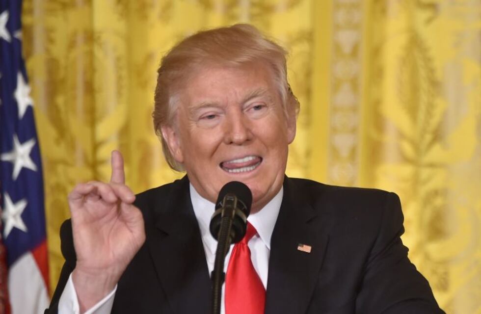 Trump volvió a cargar contra la prensa y aseguró: "Para serles honesto, heredé un desastre"