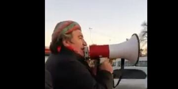 Con un megáfono en el nudo vial, Ramón convoca a un 'frazadazo'