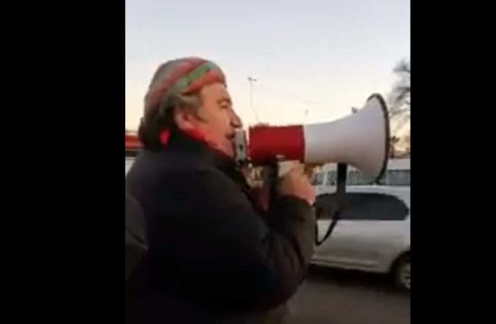 Con un megáfono en el nudo vial, Ramón convoca a un 'frazadazo'