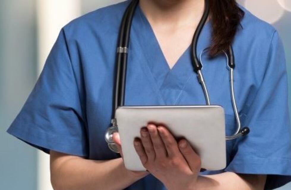 Denunciaron a una enfermera por solo llevar ropa interior debajo de su ambo