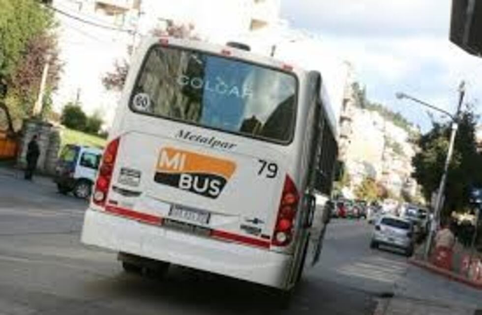 Continúa el paro de colectivos en Bariloche