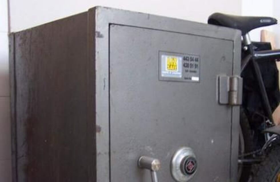 Entraron a la casa de un empresario y le robaron una caja fuerte con 15 mil dólares