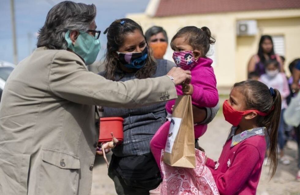 Entregaron kits de manualidades y lectura para chicos