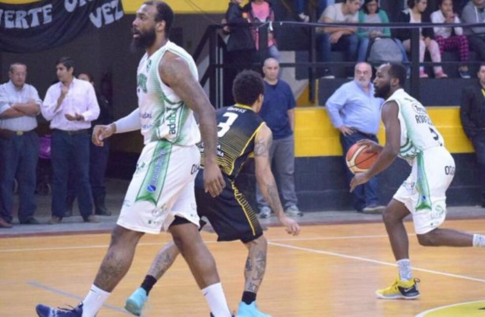 Atenas vuelve de Corrientes con una victoria
