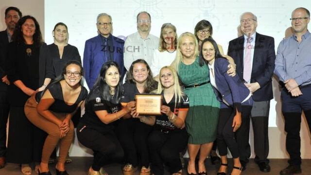 Yamila Orue con su su equipo, otros ganadores y parte del jurado, como Guillermo Jaim Etcheverry y García Negroni, entre otros\u002E (Clarín)