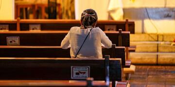 AME2611\u002E QUITO (ECUADOR), 27/05/2020\u002E- Una ciudadana ecuatoriana asiste a una iglesia mientras es vista sentada respetando los marcadores de distancia social hoy miércoles en Quito (Ecuador)\u002E El número de fallecidos por coronavirus ascendió a 3\u002E275 en Ecuador, donde se han confirmado 38\u002E103 contagiados, informó este miércoles el Ministerio de Salud\u002E EFE/José Jácome