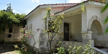 La casa del horror\u002E Adelante, la casa donde vivía la pareja\u002E Atrás, el cuarto donde estaba encerrado Ricardo Calovini\u002E