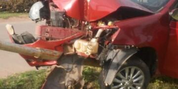 Impactó de lleno contra un poste de luz: no sufrió heridas\u002E (Web)\u002E