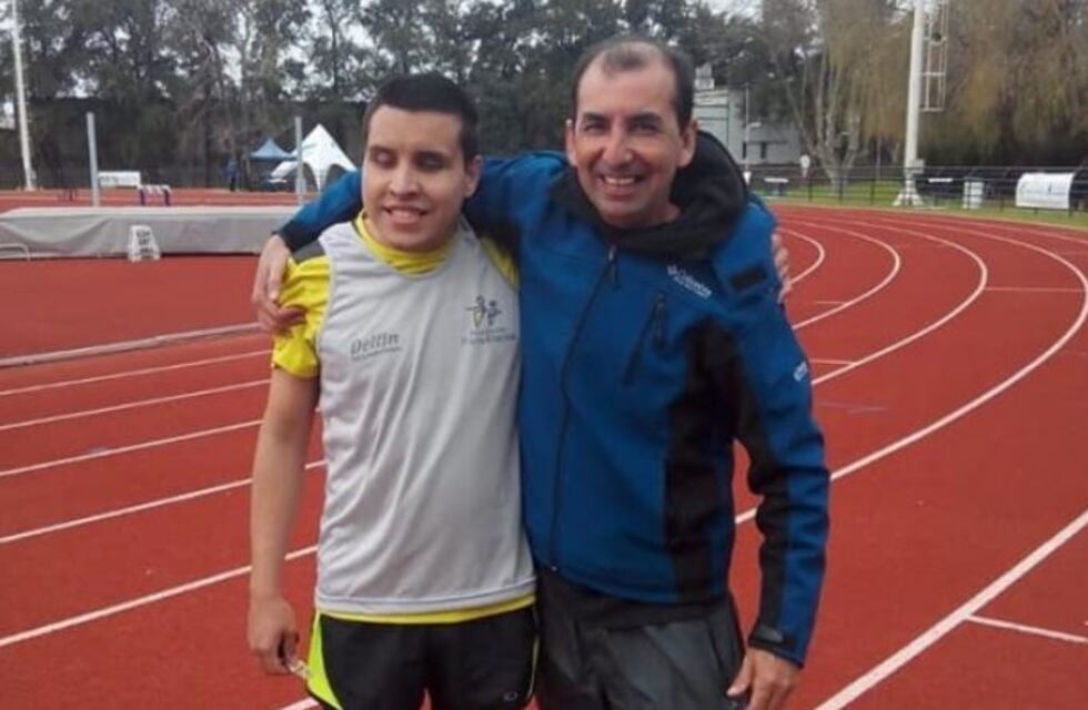 Tiene 18 años, es ciego y vende alfajores para llegar al Mundial