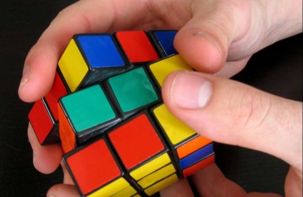 La técnica para competir en el juego  "cubo mágico" a la distancia