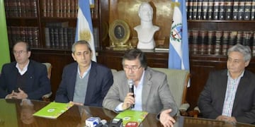 El ministro de Hacienda de Corrientes, Vaz Torres, anunció los aumentos salariales para los estatales\u002E (Foto: La República)
