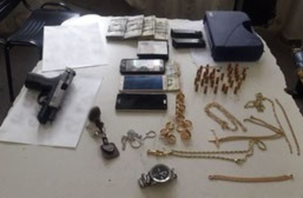 Dos detenidos al tratar de escapar de la policía: les encontraron un arma y 40 mil dólares