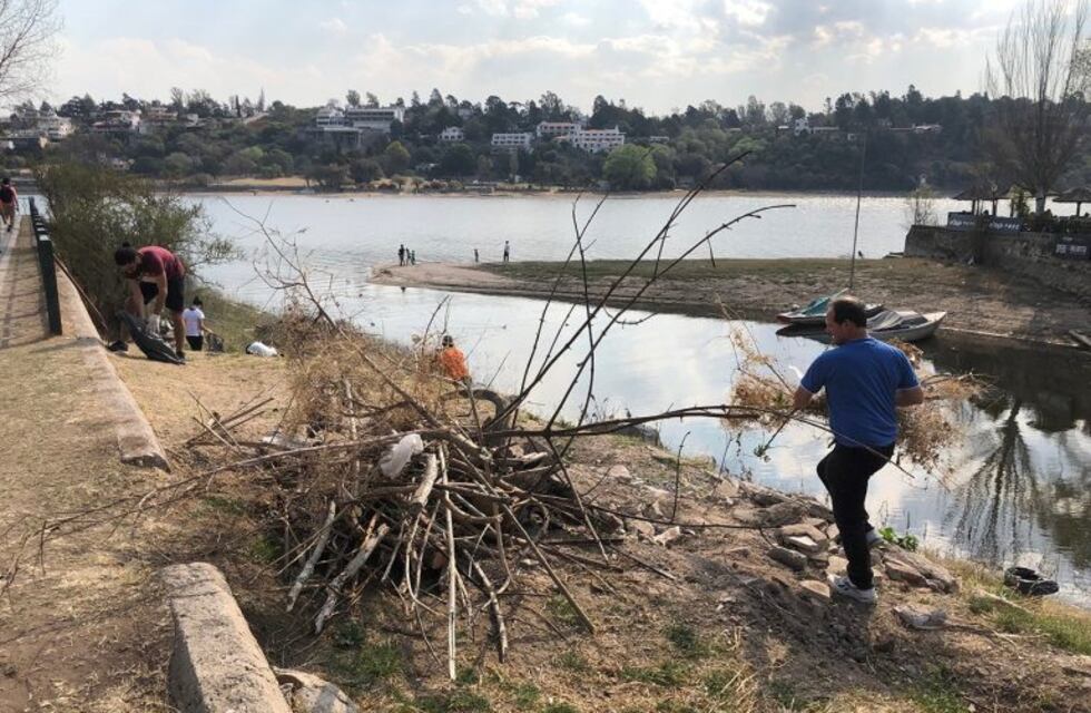 Carlos Paz: continúan las tareas de limpieza en la costanera del lago San Roque