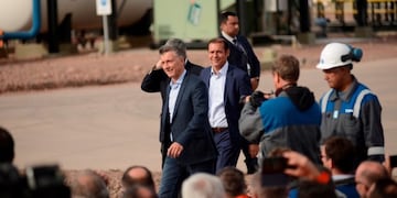 Mauricio Macri junto a Omar Gutiérrez en la inauguración de un nuevo oleoducto en Vaca Muerta\u002E