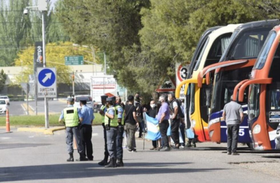 Trabajadores protestaron en el aeropuerto por la llegada de Alberto Fernández a Neuquén