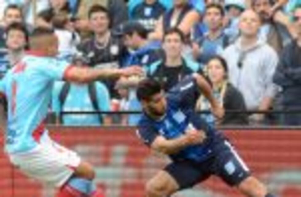 Emanuel Insúa no jugará lo que resta del año en Racing debido a una lesión en su rodilla derecha
