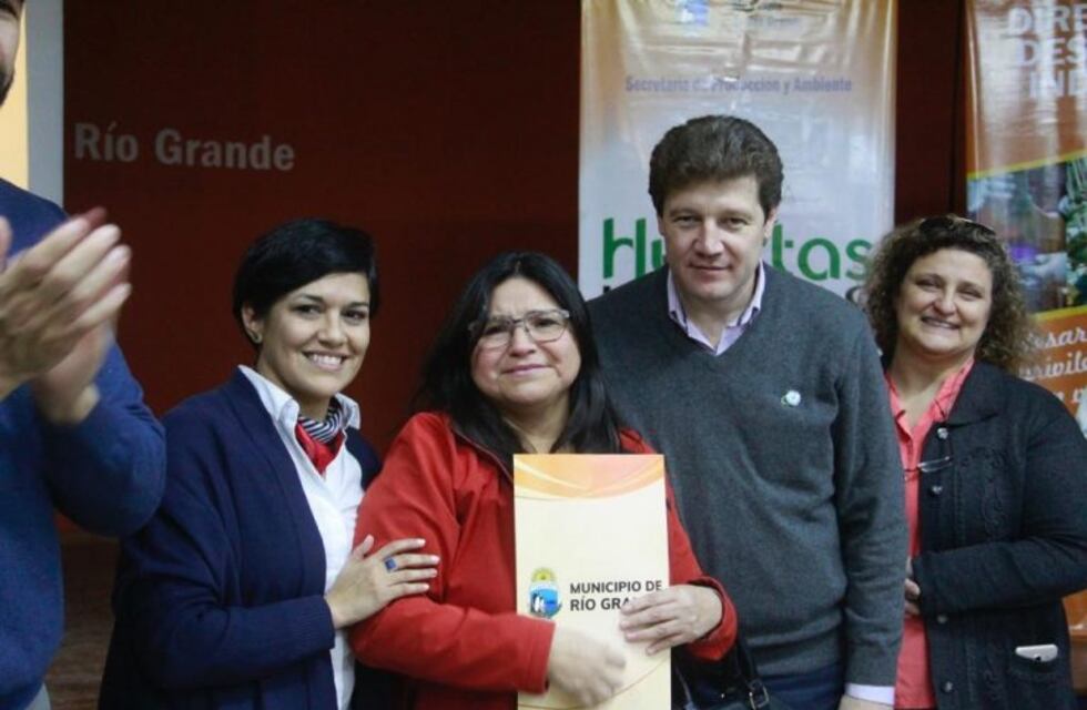 El Intendente Melella entregó los contratos de adjudicación de tierras a los productores de la ex Apymema