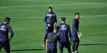 Alexander Medina deberá entrenar a grupos de seis futbolistas, en distintos horarios\u002E