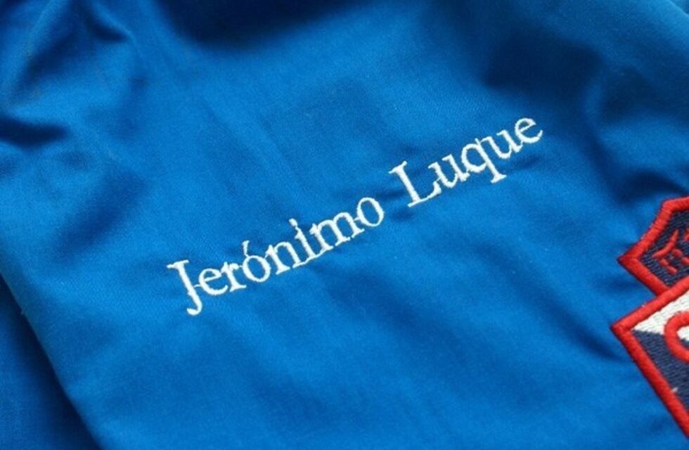 Prohíben que los niños lleven su nombre bordado en los guardapolvos