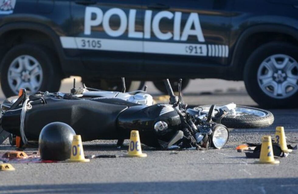 Un muerto y un herido grave es el saldo fatal de un choque frontal entre un camión y una moto