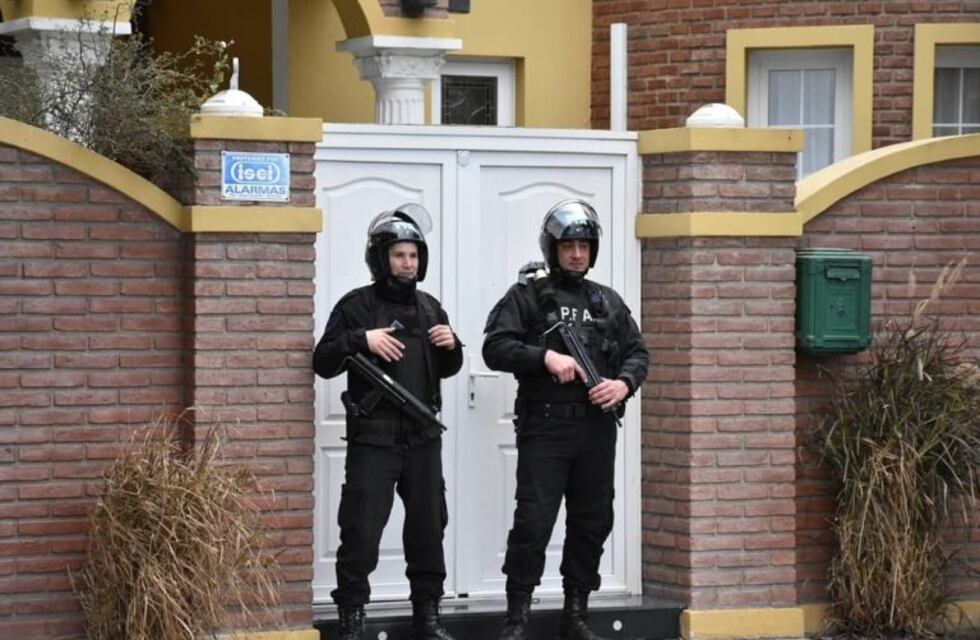 Allanamiento a Juárez: 11 detenidos, dólares, oro y una suma millonaria en fichas de casino