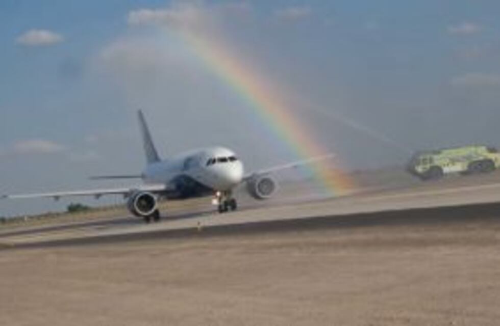 Mendoza recibió con un arco iris al primer vuelo de bajo costo de Sky