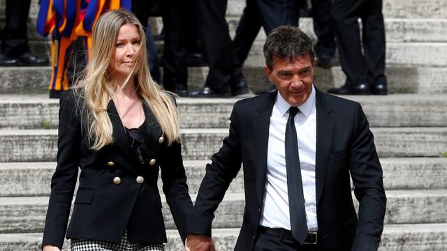 Spanish actor Antonio Banderas and his girlfriend Nicole Kimpel walk during the weekly audience led by Pope Francis in Saint Peter's Square at the Vatican April 13, 2016. REUTERS/Tony Gentile vaticano antonio banderas  Nicole Kimpel papa religion catolica