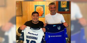 Las primeras imágenes de Diego Maradona con la camiseta del Lobo\u002E El astro del fútbol fue confirmado como el nuevo director técnico de Gimnasia y Esgrima de La Plata\u002E