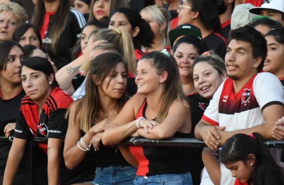 Se enamoró en el clásico rosarino y la busca por redes sociales