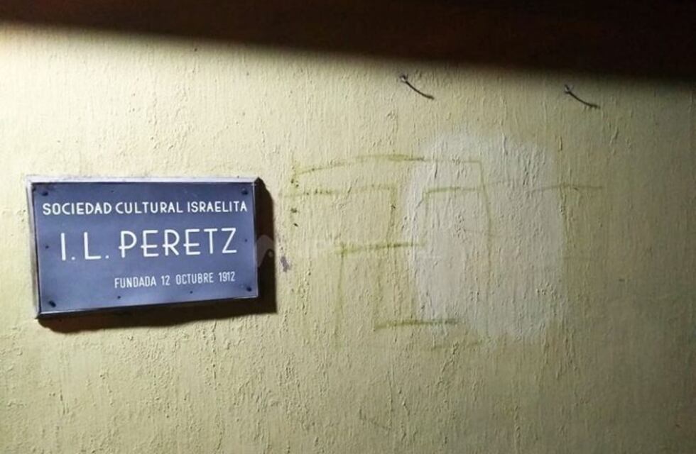 Otra vez dibujaron el signo nazi en la fachada de la sociedad israelita
