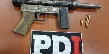 La PDI detuvo a un joven que era requerido por la justicia de Ejecución Penal con una ametralladora casera\u002E (PDI)