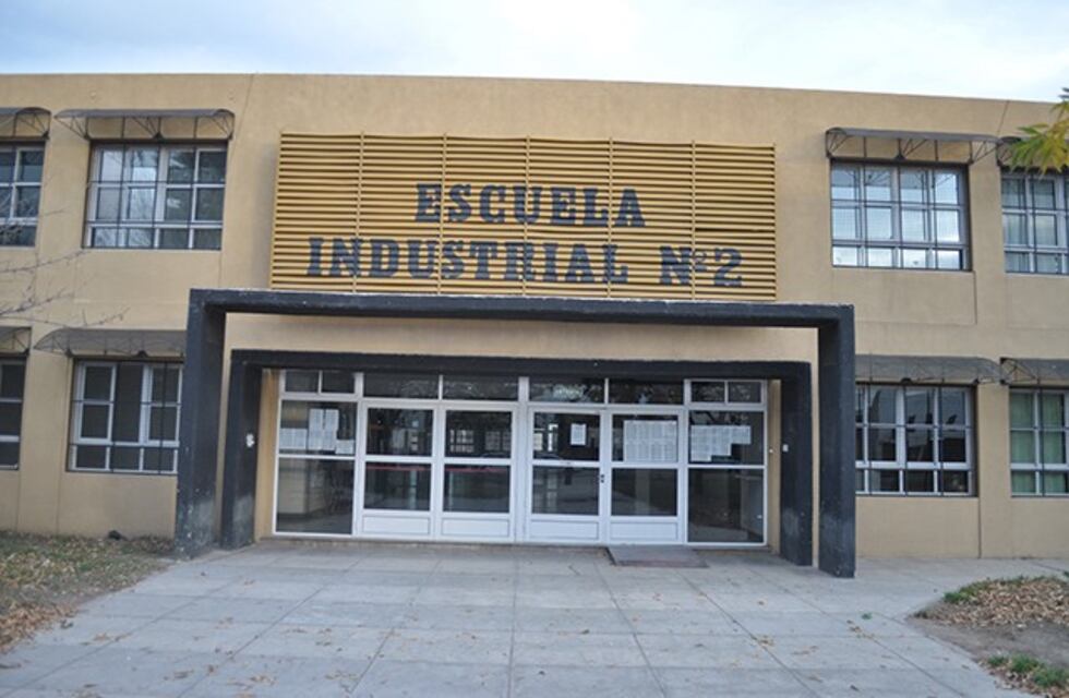 Viedma: un grupo de alumnos del secundario recolecta ropa para regalar a otros compañeros