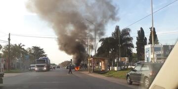 Trabajadores apostados en la puerta de la Fábrica Militar pidiendo la reincorporación de los despedidos\u002E