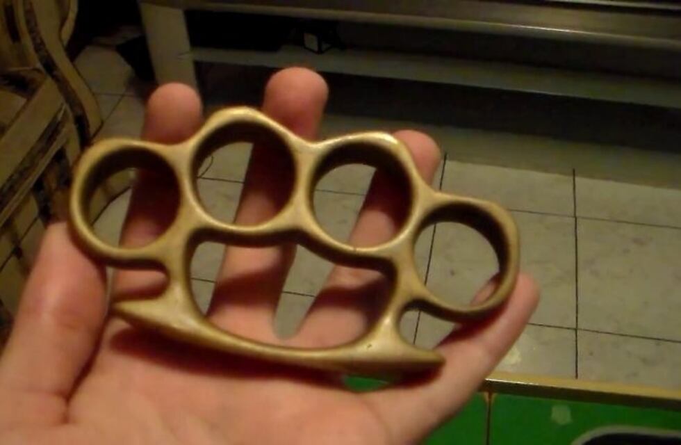 Amenazaba gente con una manopla de acero y fue detenido