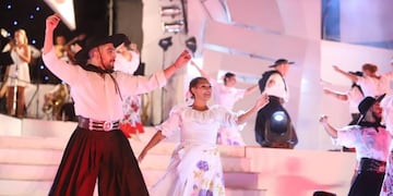 Para homenajear a los bailarines de folclore en su día, el sábado habrá un espectáculo en el teatro griego Chacho Santa Cruz. Archivo.