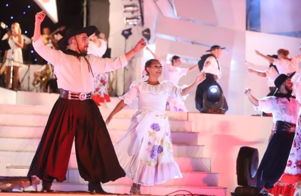 Más de 100 personas en el escenario para celebrar el Día del Bailarín de Folclore