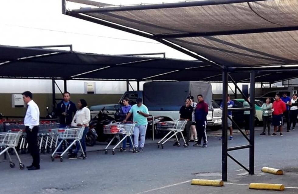 Cuarentena total: filas de gente en los supermercados de Carlos Paz