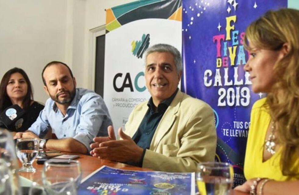 Actividades artísticas y gastronómicas en el "Festival de las Calles" en Santa Rosa
