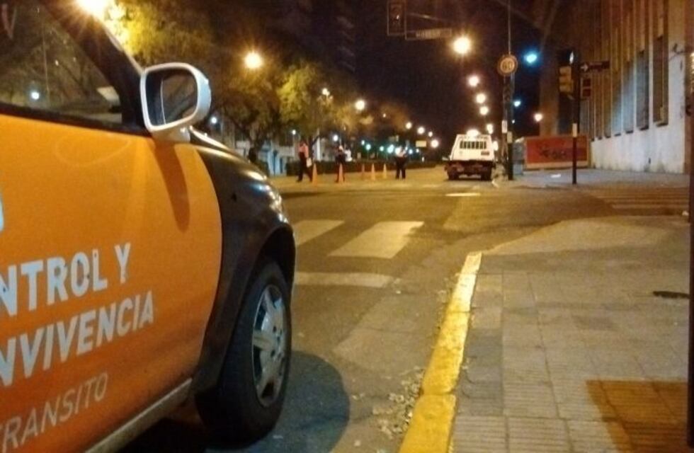 Intentó fugarse de la policía cuando vieron que estaba golpeando a su pareja en el auto