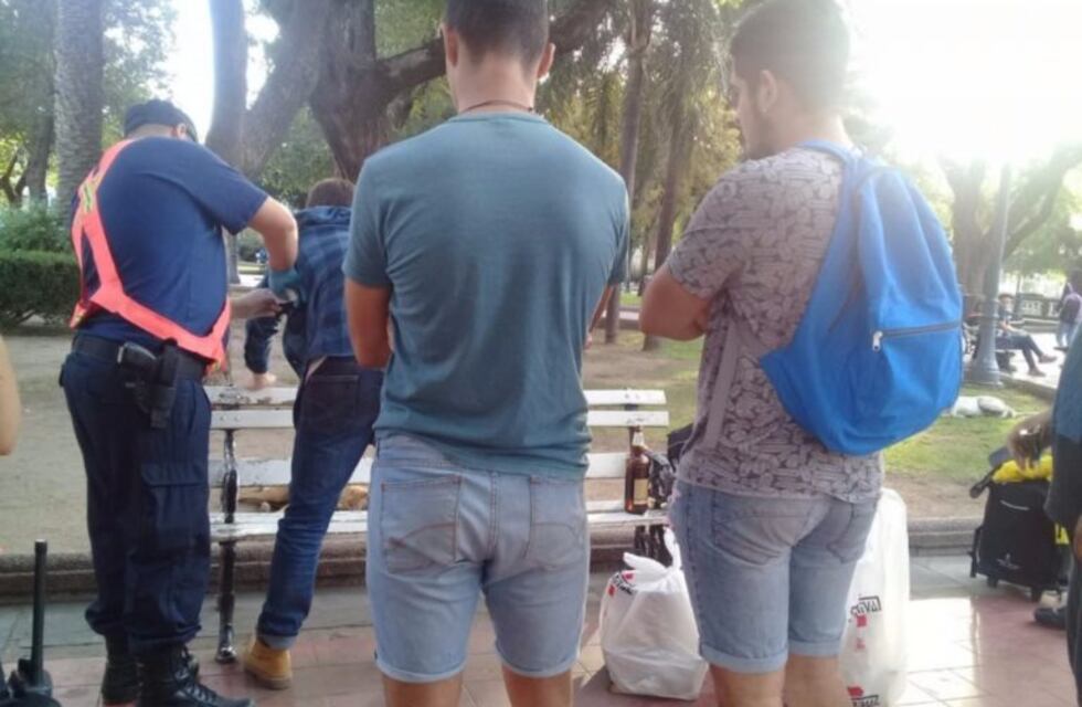 Consumían drogas y alcohol a plena luz del día en una plaza